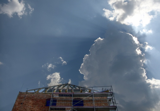 Bau im Wolkenschatten