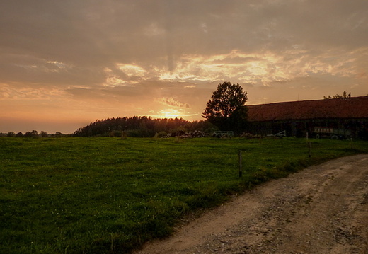 Sonnenuntergang am Bauernhof